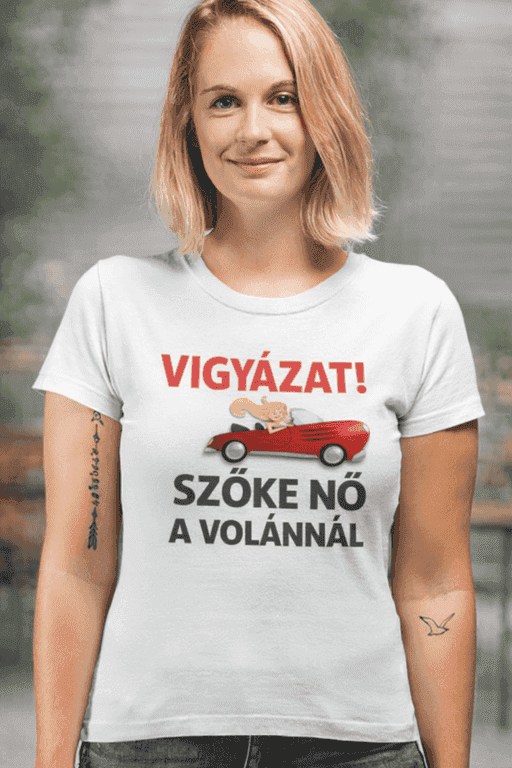 Vicces póló szőke nő a volánnál