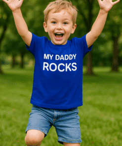 1. Gyermek játszik parkban, kék pólóban "My Daddy Rocks" felirattal.