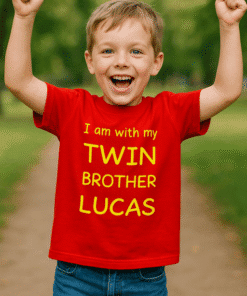 Felvevő 1: Gyermek tábla "Twin Brother Lucas" felirattal, boldog arccal, természetes háttérrel.