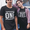 1. Fiú és lány egymással egyező "ONE LOVE" pólóban, streetwear stílusban.