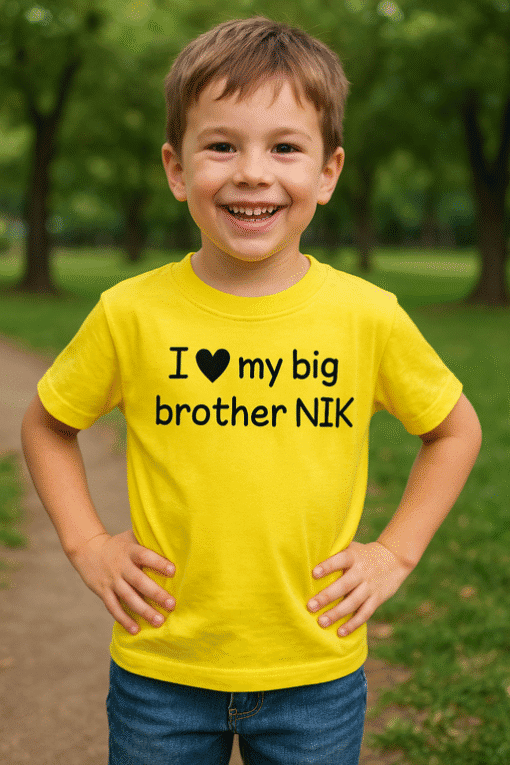 Vidám gyerek a parkban, szereti a testvérét, mosolyogva pózol, színes pólóban, természetes környezetben, boldog családi pillanat.