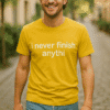 1. Divatpóló férfiaknak sárga színben, felirattal "i never finish anythi".