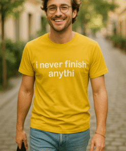 1. Divatpóló férfiaknak sárga színben, felirattal "i never finish anythi".
