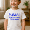 1. Gyerek póló, "PLEASE DO NOT SQUEEZE THE CHEEKS" felirattal, kényelmes viselet.