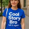 Kék póló, szöveges nyomtatás, "Cool Story Bro" felirat, divatos street wear, nőknek készült, mindennapi viselet.