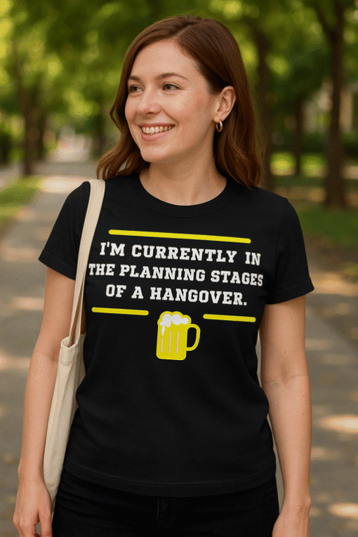 Kocsma témájú vicces póló, "Hangover" mondattal, laza stílus, kültéri környezet, barátokkal, ünnepi alkalomra szóló ajándék ötlet.