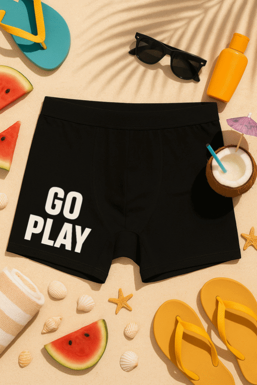 Vízkék boxerek "GO PLAY" felirattal, nyári kiegészítők, napozós ruha és strandpapucs, tökéletes nyári öltözék.