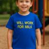 Will Work For Milk gyermek póló, állvány elé állva parkban, boldog arccal, nyári öltözetben.
