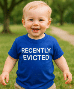 Menő kék gyerekpóló "Recently Evicted" felirattal, parkos háttérrel.