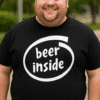1. Ember kereskedelmi póló, "beer inside" felirattal, laza viselet, férfi a szabadban.