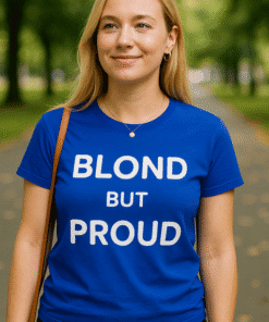 Blond lány kék pólóval, természetes park háttérrel, szép napos idő, inspiráló stílus, divatos ruházat, önbizalom, modern megjelenés.