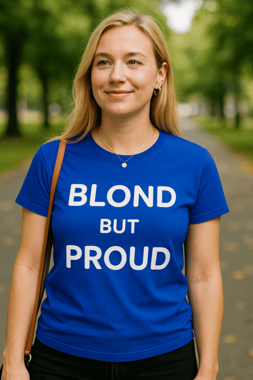 Blond lány kék pólóval, természetes park háttérrel, szép napos idő, inspiráló stílus, divatos ruházat, önbizalom, modern megjelenés.