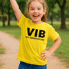 VIB feliratú gyerek póló, nyári szabadban, boldog gyermek játszik parkban.