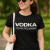 Vodka connecting people feliratú női póló, nyáron parkban, szabadban viselet, trendi casual outfit.
