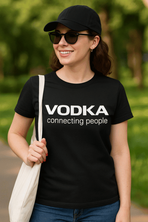 Vodka connecting people feliratú női póló, nyáron parkban, szabadban viselet, trendi casual outfit.
