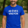 40 év festa ereklye felirat, egy férfi kék pólón, kertben, boldog születésnapi meglepetés.