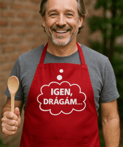 Fiatalember gasztronómiai kedvességgel, főzősapka és fakanál a kezében, kertben, jó hangulatban.