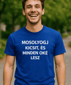 Mosolyogó fiatal férfi kék pólóval, örömteli parkban, jó hangulatban.