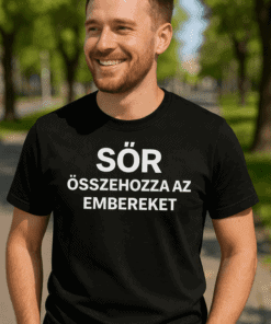 SÖR felirat pólón, egy férfi boldogan parkban, esős nap inspiráló üzenettel.