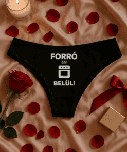 Fűrdőruha alsó, vicces felirattal, romantikus hangulat, rózsa és gyertya mellett.