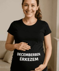 Barátnőnek szívhez szóló kismama póló, boldog várandós nő fotója, érzelmekkel teli kismama ruha.