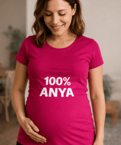 Anyám 100% feliratos kék póló, kismama fölött, otthoni környezetben.