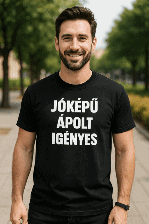 Jóképű férfi fekete pólóval, utcán sétálva, természetes környezetben, felsőfokú szövegű pólóval.