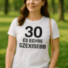 1. Szexi nő póló 30 és egyszerű élet mottóval, parkban viselve.