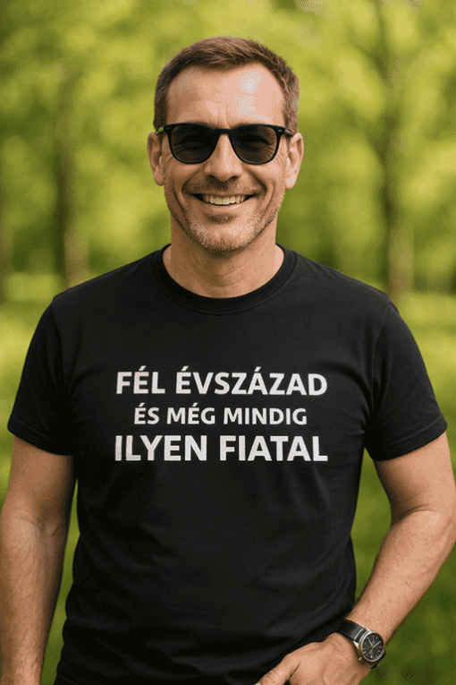 Fiatal férfi napsütéses parkban, divatos póló és napszemüveg, modern életstílus, Top-polok.hu, férfi divat, életstílus middle-class.