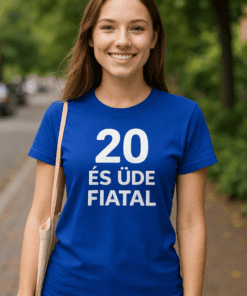 Fiatal nő kék pólóval, Városi környezetben, Top-polok.hu reklámtárgy, Egyedi pólók és ajándékok.