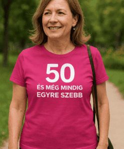 50 éves nőn ruha, életigenlő vicces póló, természetes környezet, női divat, szlogenes póló, időskori stílus, kedves üzenet, boldog életmód.