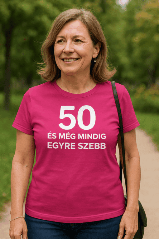 50 éves nőn ruha, életigenlő vicces póló, természetes környezet, női divat, szlogenes póló, időskori stílus, kedves üzenet, boldog életmód.