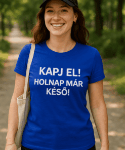 Személyes póló reklám, kék szín, humoros üzenet, hétvégi szabadidő, szimbólum, kerti séta, könnyed megjelenés.