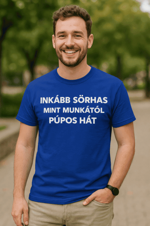 Szürke póló, férfi, parkszerű környezet, pozitív hangulat.