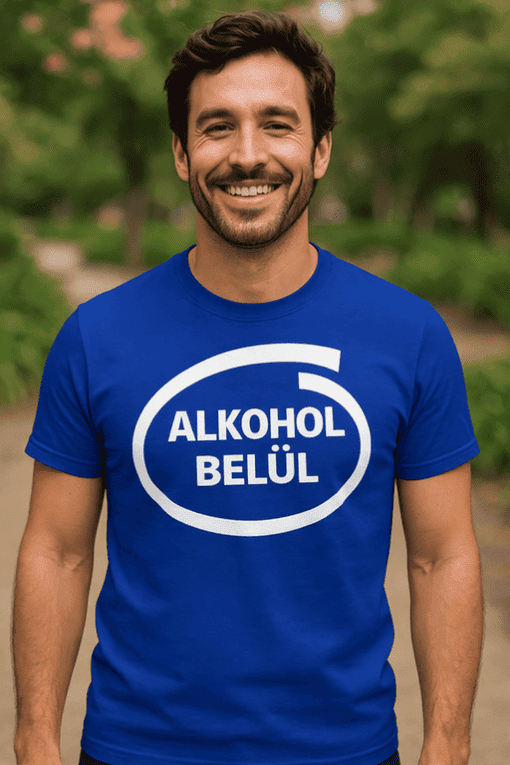 1. Alkohol belül feliratú kék póló férfi, outdoor környezetben.