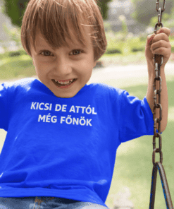 Marokköly a játszótéren, mosolyogva és élénken, kék pólóban top-polok.hu logóval.