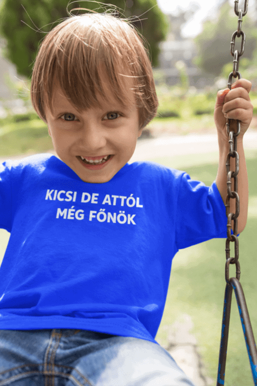 Marokköly a játszótéren, mosolyogva és élénken, kék pólóban top-polok.hu logóval.