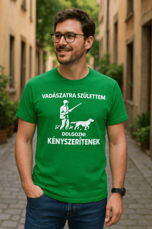 Vadászatra született, munkára fogott kutyás póló, humoros ajándékötlet.