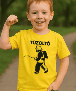 Tűzoltó feliratú gyerek póló, piros haj, mosolygó fiú, outdoor környezet, gyermek ruházat, oktató póló, tűzoltó témájú, fiú játék, top-polok.hu.