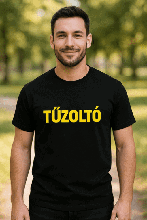 Tűzoltó feliratos póló, férfi, kültéri parkban, társadalmi szerep, közösségvédelem, szélvédett környezet.