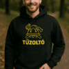 Tűzoltó feliratú hoodie, modern kék farmer, outdoor környezet, férfi, Color: Fekete.
