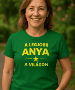 Anyuka boldog, zöld pólóval, természetes környezetben, boldogság és szeretet kifejezése.