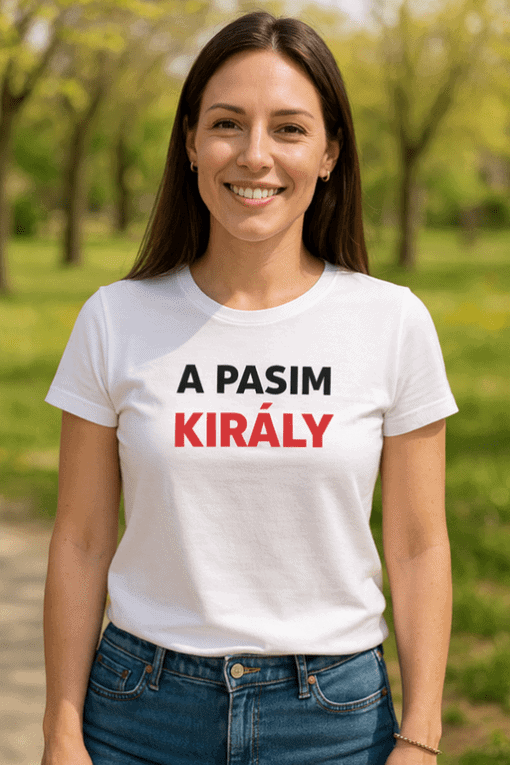 1. Női fehér T-shirt "A PASIM KIRÁLY" felirattal, divatos és kényelmes, tökéletes ajándék ötlet.
