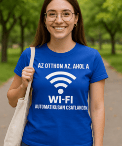 Csatlakozás Wi-Fi feliratú kék pólóban fiatal nő szabadban, parkban, mosolyogva, technológia, online kapcsolat, modern életstílus.