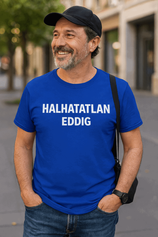 Férfi boldog turista póló utcán, humoros divat kiegészítő a városi szabadidőhöz.