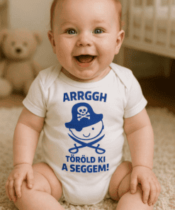 Baba játékos pizsamában, hajlandó arccal, szőnyegen ülve, otthoni környezetben, barátságos mosollyal.