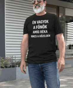 Férfi póló humoros felirattal, modern street style szettben, városi környezetben.