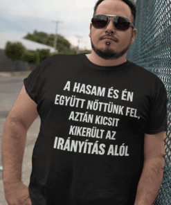 1. Egy férfi napszemüvegben és pólóban, városi környezetben, street style fashion.