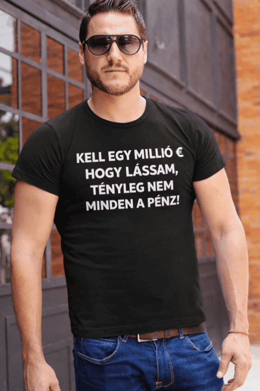 Az alt szöveg: Pénzügyes póló, humoros pénzmotivációs üzenet, férfi divat, férfi póló, capitalizmus téma.