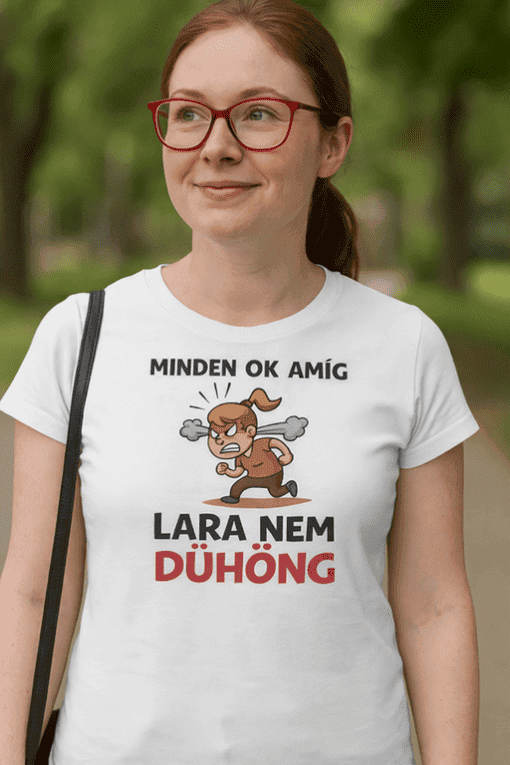 Szemüveges nő fehér pólóval, erdőben, humoros szövegű, mindenkinek jó barátja.